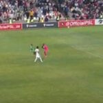 Goleiro é expulso após erro bizarro fora da área no Campeonato Sul-africano