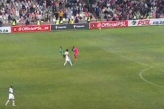 Goleiro é expulso após erro bizarro fora da área no Campeonato Sul-africano