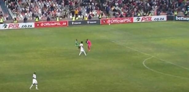 Goleiro é expulso após erro bizarro fora da área no Campeonato Sul-africano