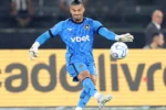 Goleiro Warleson recebe 15 pontos no queixo após choque em partida do Botafogo