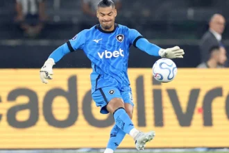 Goleiro Warleson recebe 15 pontos no queixo após choque em partida do Botafogo