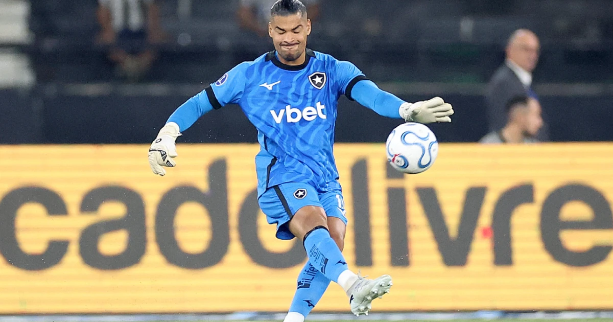 Goleiro Warleson recebe 15 pontos no queixo após choque em partida do Botafogo