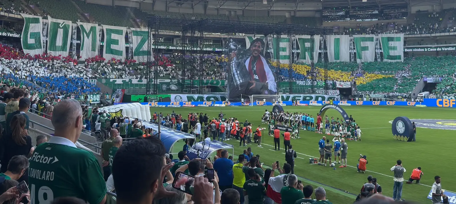 Gómez recebe homenagem monumental da torcida do Palmeiras no Nubank Parque