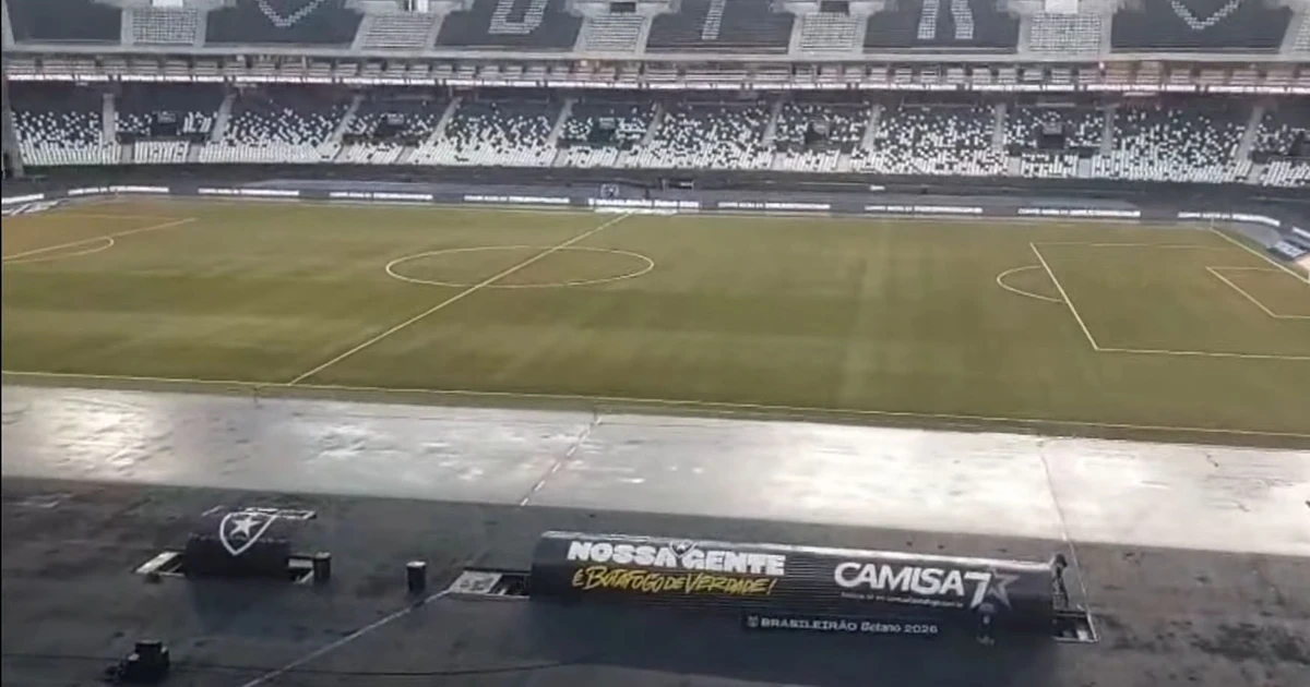 Gramado do Nilton Santos ganha nova camada de cortiça antes de duelo do Botafogo