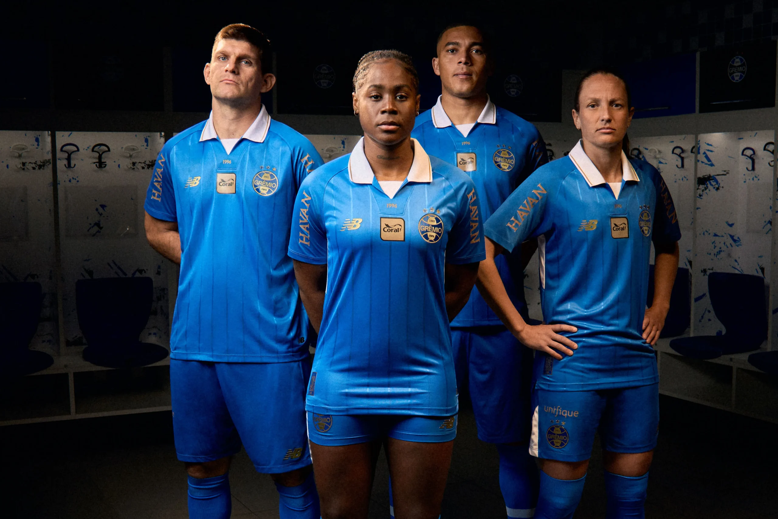 Grêmio celebra 30 anos da Tríplice Coroa com lançamento de nova camisa oficial