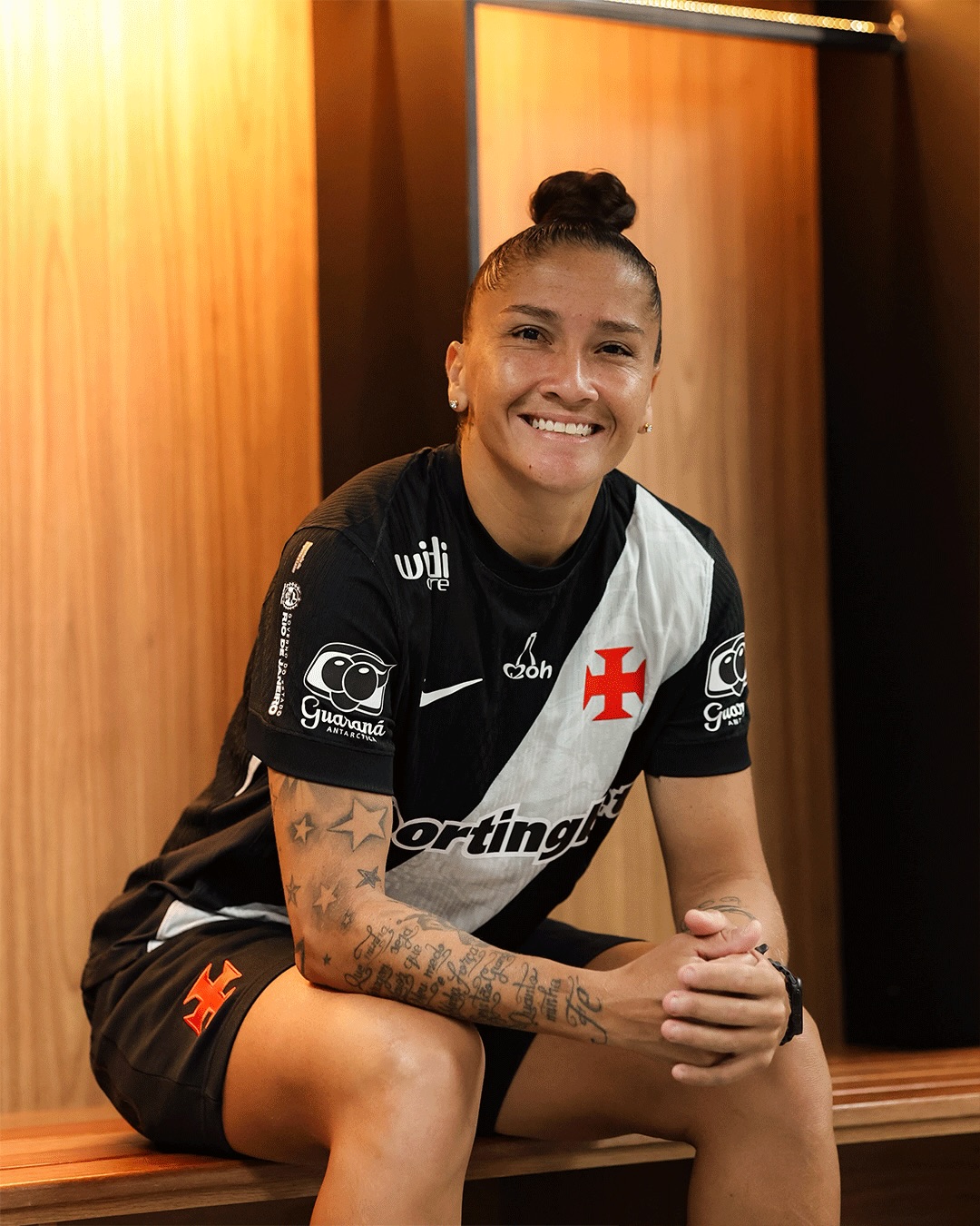 Guaraná Antarctica estampa mangas do uniforme do futebol feminino do Vasco