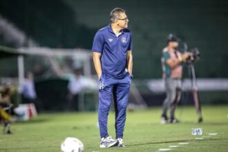 Guarani oficializa saída de Elio Sizenando após sequência negativa na Série C