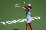 Iga Swiatek supera oscilações e estreia com vitória no WTA 1000 de Toronto