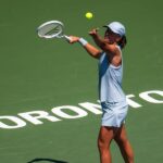 Iga Swiatek supera oscilações e estreia com vitória no WTA 1000 de Toronto
