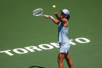 Iga Swiatek supera oscilações e estreia com vitória no WTA 1000 de Toronto