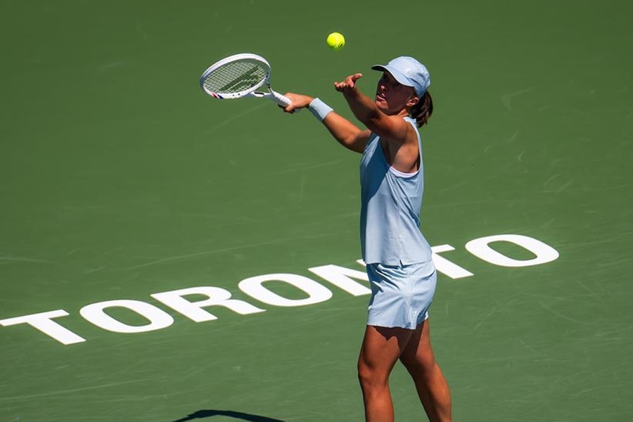 Iga Swiatek supera oscilações e estreia com vitória no WTA 1000 de Toronto