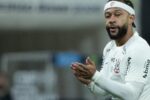 Impasse em negociação de Memphis Depay gera divergência entre Corinthians e staff