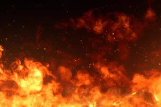 Incêndio destrói residência em Balneário Pinhal após criança atear fogo em colchão