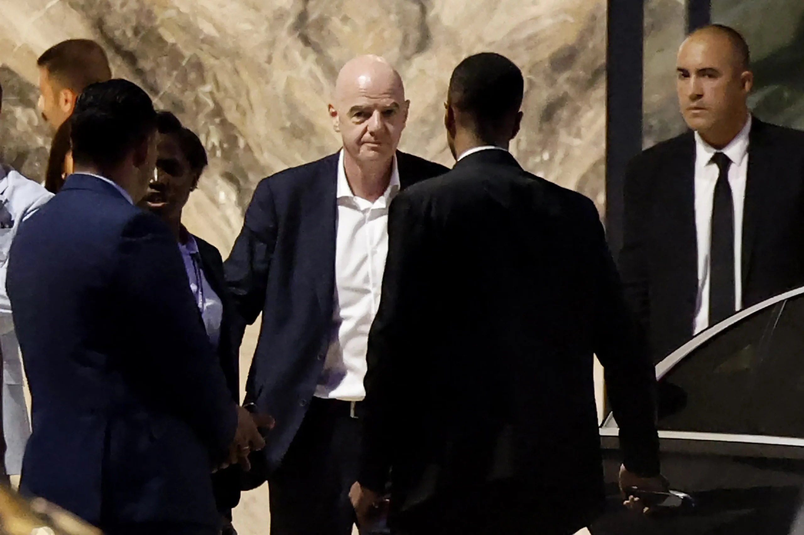 Infantino enfrenta crise de governança e pressão da Uefa após recuo em projeto
