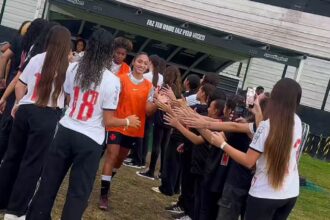Integração entre categorias marca aquecimento do futebol feminino do Vasco