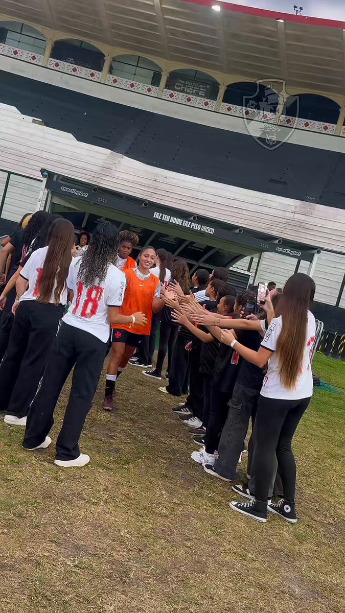 Integração entre categorias marca aquecimento do futebol feminino do Vasco