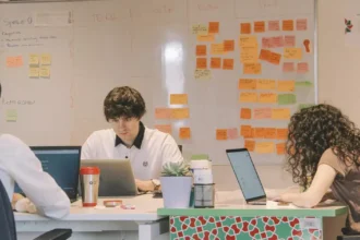 Inteligência artificial ameaça o degrau inicial das carreiras profissionais