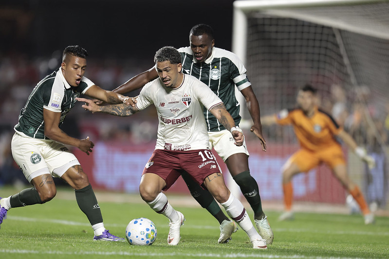 Intensidade marca confronto entre São Paulo e Coritiba pela 23ª rodada do Brasileirão