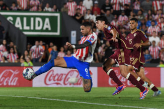 Internacional intensifica busca por reforços e negocia com Tonny Sanabria