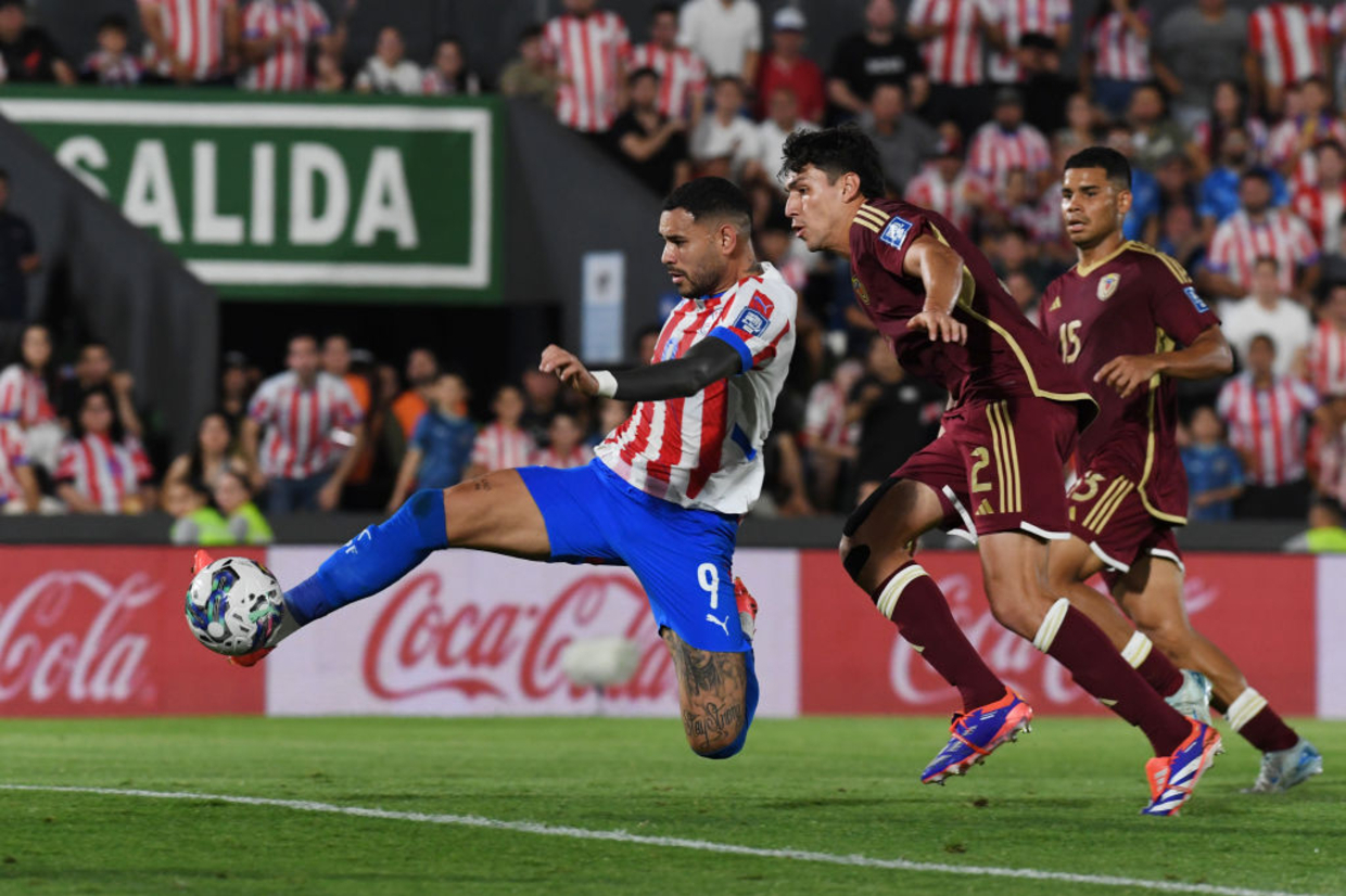 Internacional intensifica busca por reforços e negocia com Tonny Sanabria