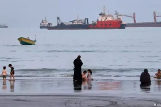 Irã condiciona reabertura do Estreito de Ormuz a indenizações e fim de sanções dos EUA