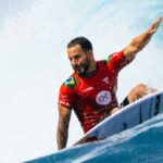 Italo Ferreira assume liderança da WSL após semifinal disputada no Taiti