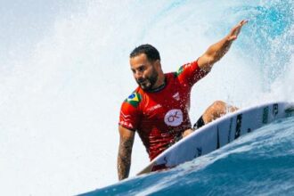 Italo Ferreira assume liderança da WSL após semifinal disputada no Taiti