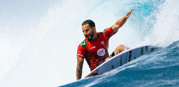 Italo Ferreira assume liderança da WSL após semifinal disputada no Taiti