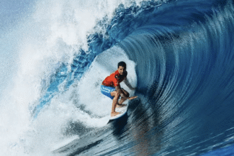 Italo Ferreira avança em Teahupo'o e segue na disputa pela liderança do mundial