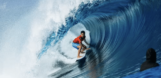 Italo Ferreira avança em Teahupo'o e segue na disputa pela liderança do mundial