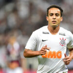 Jadson, ex-jogador do Corinthians, ganha liberdade provisória após prisão por violência doméstica