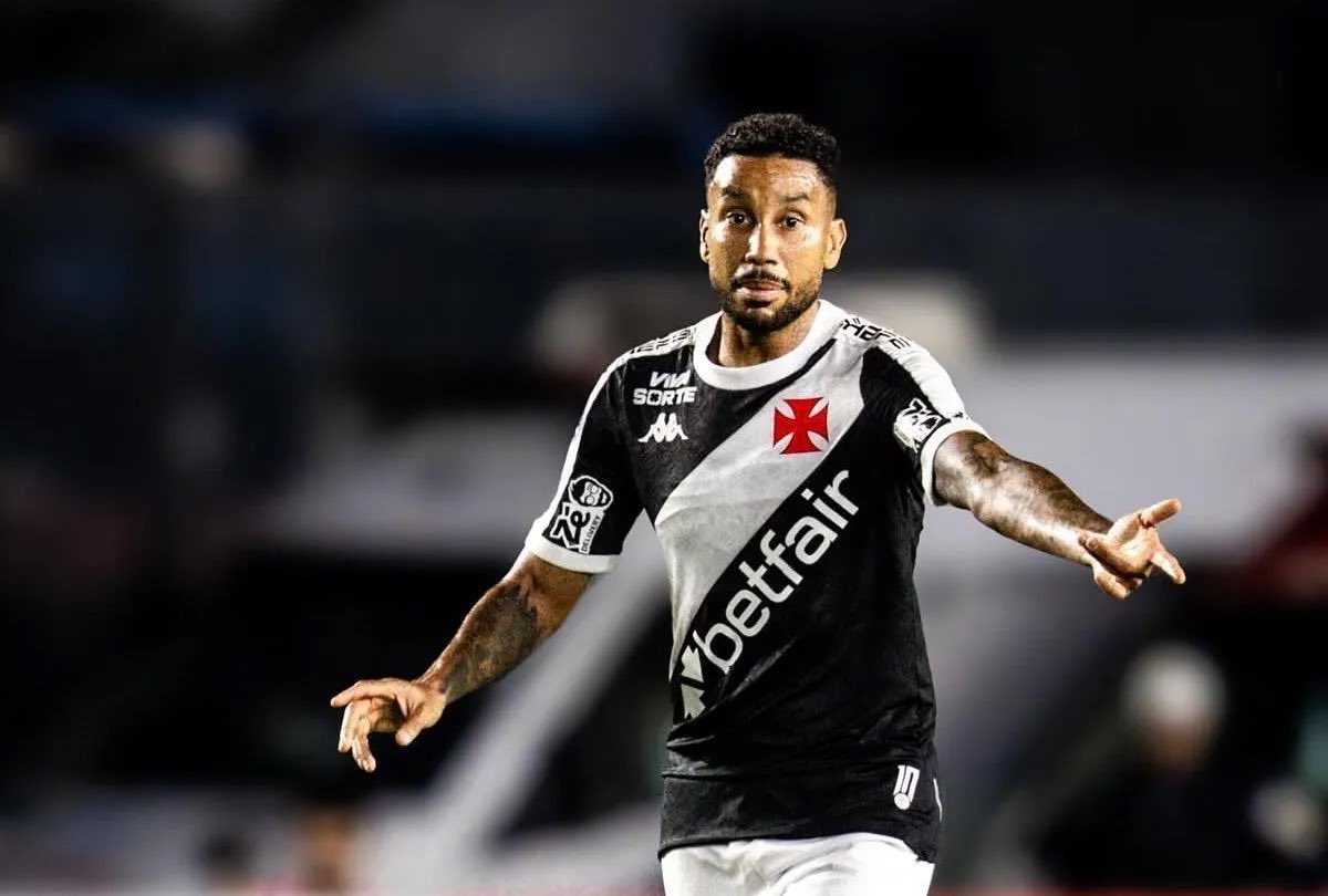 Jair reafirma importância no meio-campo do Vasco após retorno aos gramados