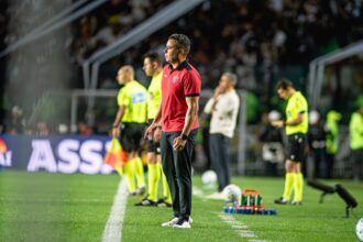 Jair Ventura cobra postura do Vitória após derrota para o Vasco na Copa do Brasil