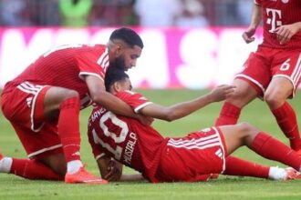 Jamal Musiala sofre mal-estar após marcar gol em amistoso do Bayern
