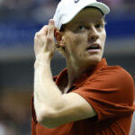 Jannik Sinner confirma ausência no US Open por lesão no joelho