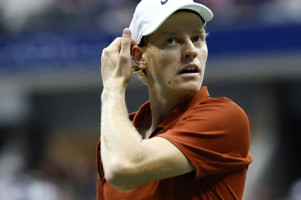 Jannik Sinner confirma ausência no US Open por lesão no joelho