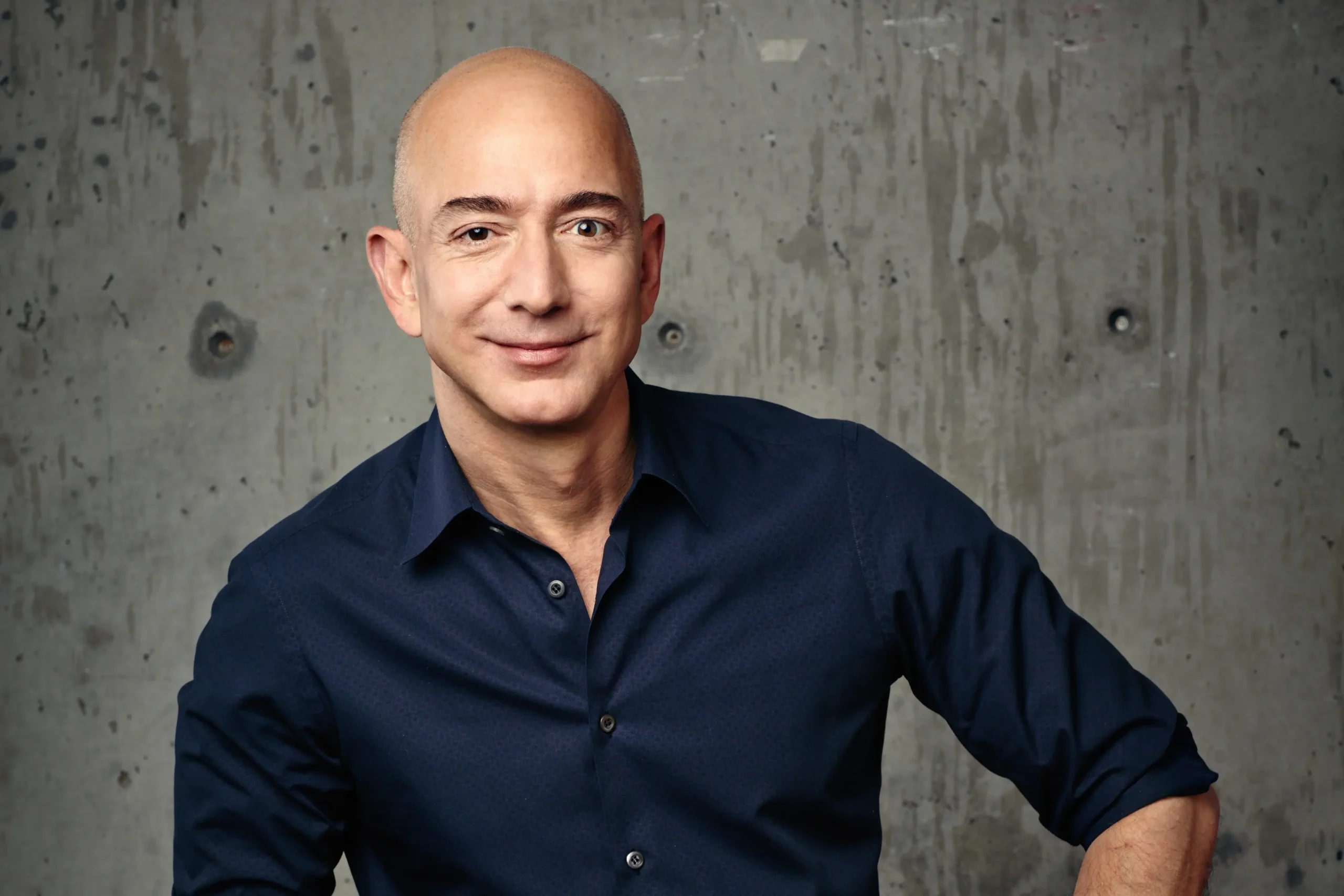 Jeff Bezos e Eduardo Saverin articulam investimento bilionário no Liverpool