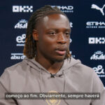 Jérémy Doku celebra evolução técnica e renovação de contrato com o Manchester City