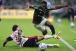 Jhon Arias quase marca gol de longa distância em duelo contra o Cerro Porteño