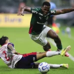 Jhon Arias quase marca gol de longa distância em duelo contra o Cerro Porteño