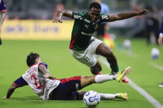Jhon Arias quase marca gol de longa distância em duelo contra o Cerro Porteño