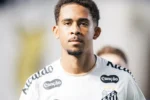 João Alencar ganha destaque no elenco profissional do Santos