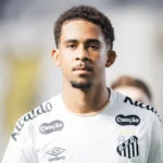 João Alencar ganha destaque no elenco profissional do Santos