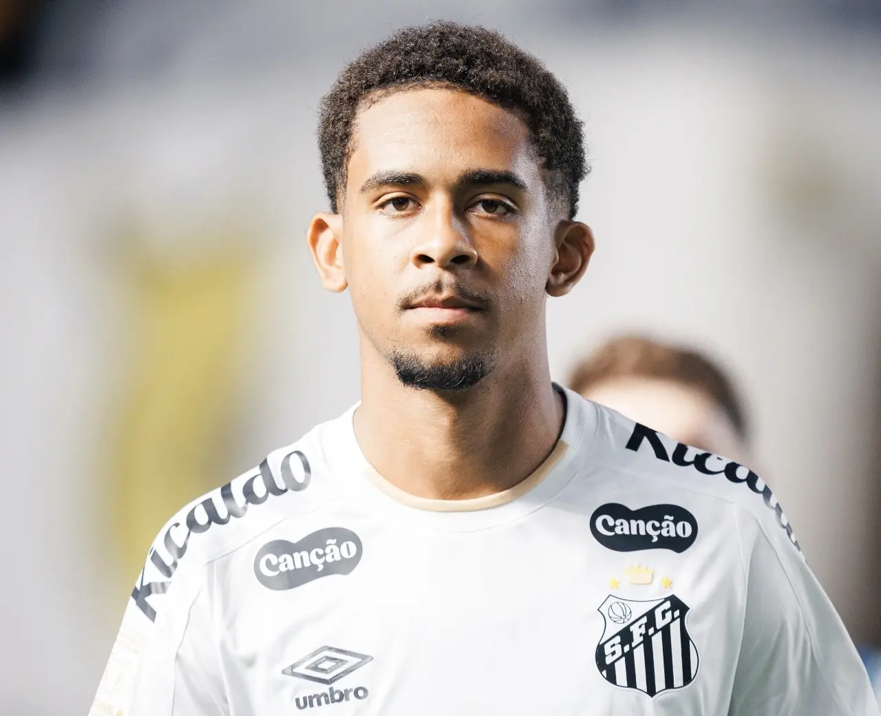 João Alencar ganha destaque no elenco profissional do Santos