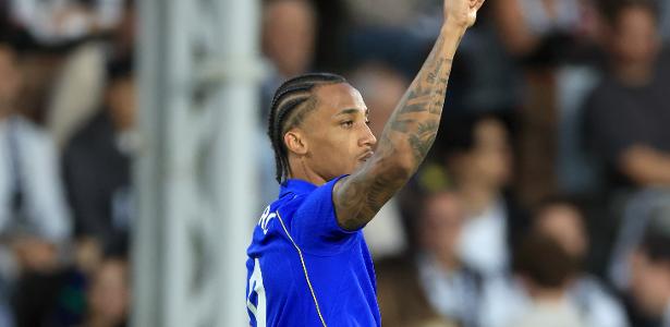 João Pedro brilha na estreia do Chelsea com gol e assistência contra o Fulham