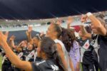 Jogadoras do Vasco celebram vitória com o tradicional grito de Casaca em São Januário