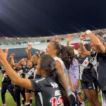 Jogadoras do Vasco celebram vitória com o tradicional grito de Casaca em São Januário