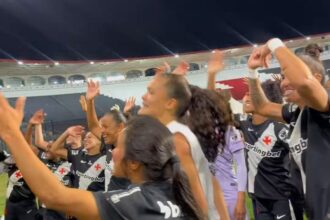 Jogadoras do Vasco celebram vitória com o tradicional grito de Casaca em São Januário