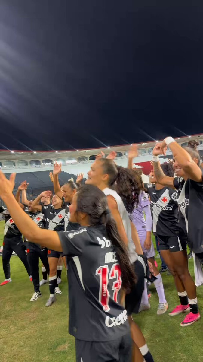 Jogadoras do Vasco celebram vitória com o tradicional grito de Casaca em São Januário