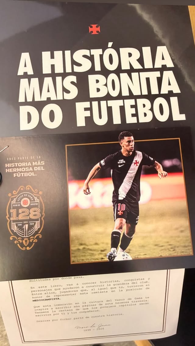 Johan Rojas recebe obra sobre a trajetória centenária do Vasco da Gama